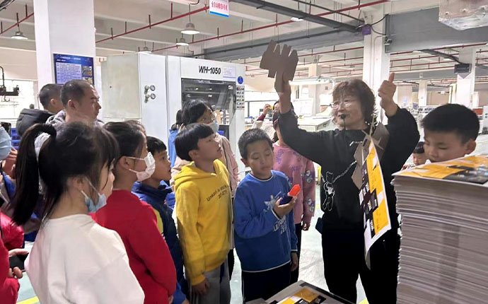 组织小朋友参观印刷厂 3